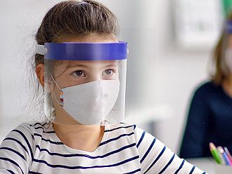 Учениците от 6-ти, 9-ти и 12-ти клас се завръщат в класните стаи