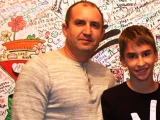 Скандалът със сина на Румен Радев се разгаря!