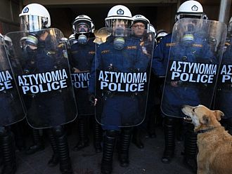 Четирима ранени полицаи при сблъсъци с протестиращи в Атина