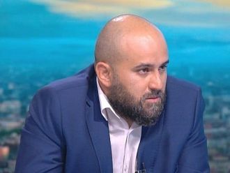 Румен Радев, който върви заднишком