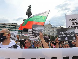 Голям протест пред Парламента - изгониха Мая, Тошко и Бабикян