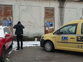 Таксиметрова компания разнася и лепи плакатите на партията на Цветанов