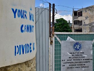 Кипър отблъсква бежанците с ограда от бодлива тел