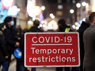 Великобритания: Covid светофарът отпада, остава само червеният списък