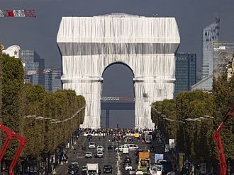Стотици хора се стекоха да видят опакованата Триумфална арка в Париж