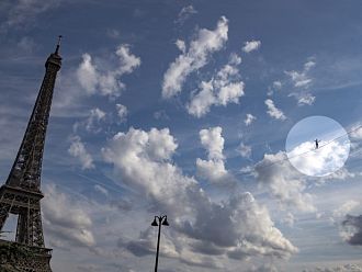 Смел французин удиви с разходка на въже от Айфеловата кула (видео)