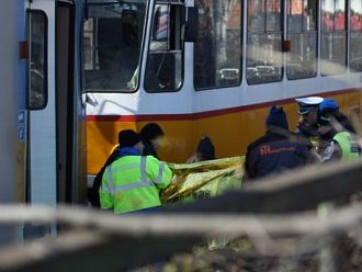 Трамвай и автобус се удариха на кръстовище в София
