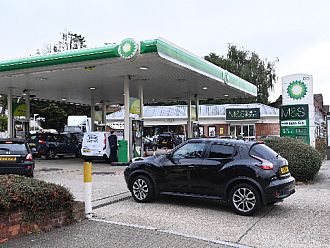 Великобритания ще издаде над 10 000 визи за шофьори и работници, за да осигури навременни доставки