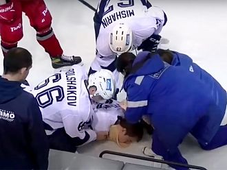 Руски хокеист почина след удар в главата/видео/