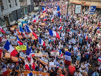 Хиляди протестираха във Франция срещу Covid сертификатите