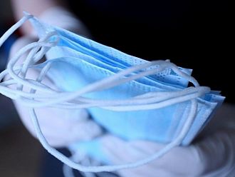 Гърция обмисля въвеждането на двойни маски в някои райони