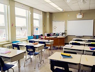 Затварят училищата в София от утре