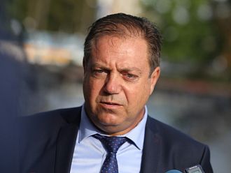 Трагедия: Мъже и жени чакат в таксита, за да влязат в болница