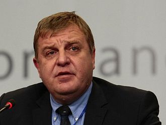 Представители на ЛГБТИК обезглавяват ритуално Каракачанов и генерал Луков (скандално видео)