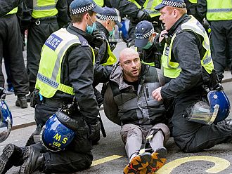 Най-малко 33 души бяха арестувани на демонстрация срещу локдауна в Лондон