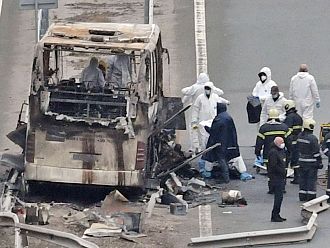 Оцелелите: Автобусът се удари вдясно в бордюра, гумите се спукаха и избухна пожар