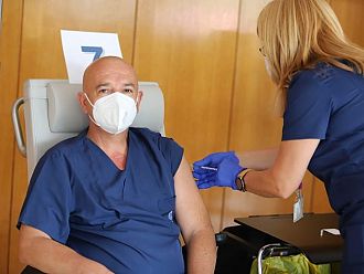 Проф. Мутафчийски: Хората с трета доза ваксина са 10 пъти по-защитени от тези с две дози