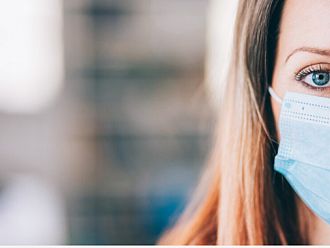 Англия връща задължителните маски в магазините и обществения транспорт