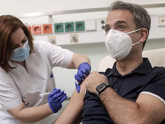 Гръцкият парламент одобри задължителната Covid ваксинация за над 60-годишните