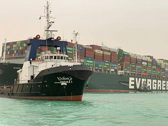Операцията по преместването на заседналия в Суецкия канал контейнеровоз е възобновена