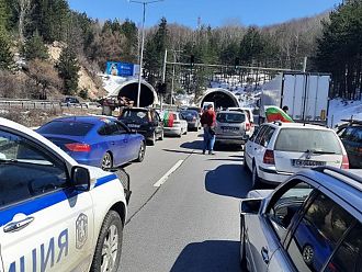 Своеволие на група граждани блокира хиляди на магистрала