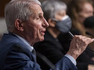 Главният инфекционист на САЩ нарече сенатор „малоумник“