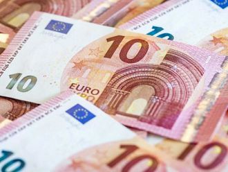 Повишават минималната работна заплата в Гърция